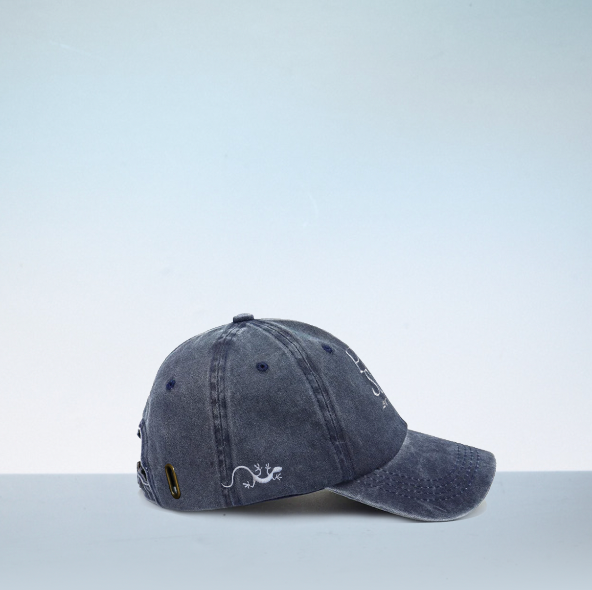 casquette bleue delavee, plein soleil broderie face coté avec gecko